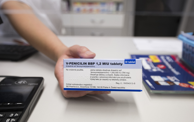 Distributoři lékárnám rozvážejí objednaný penicilin, pacienti si připlatí