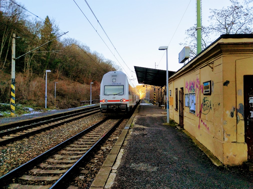 Modernizace trati mezi Karlštejnem a Berounem startuje