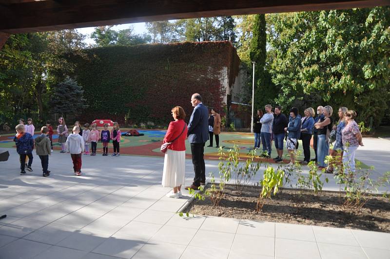 V Mateřské škole V Parku slavnostně otevřeli zrekonstruovanou zahradu