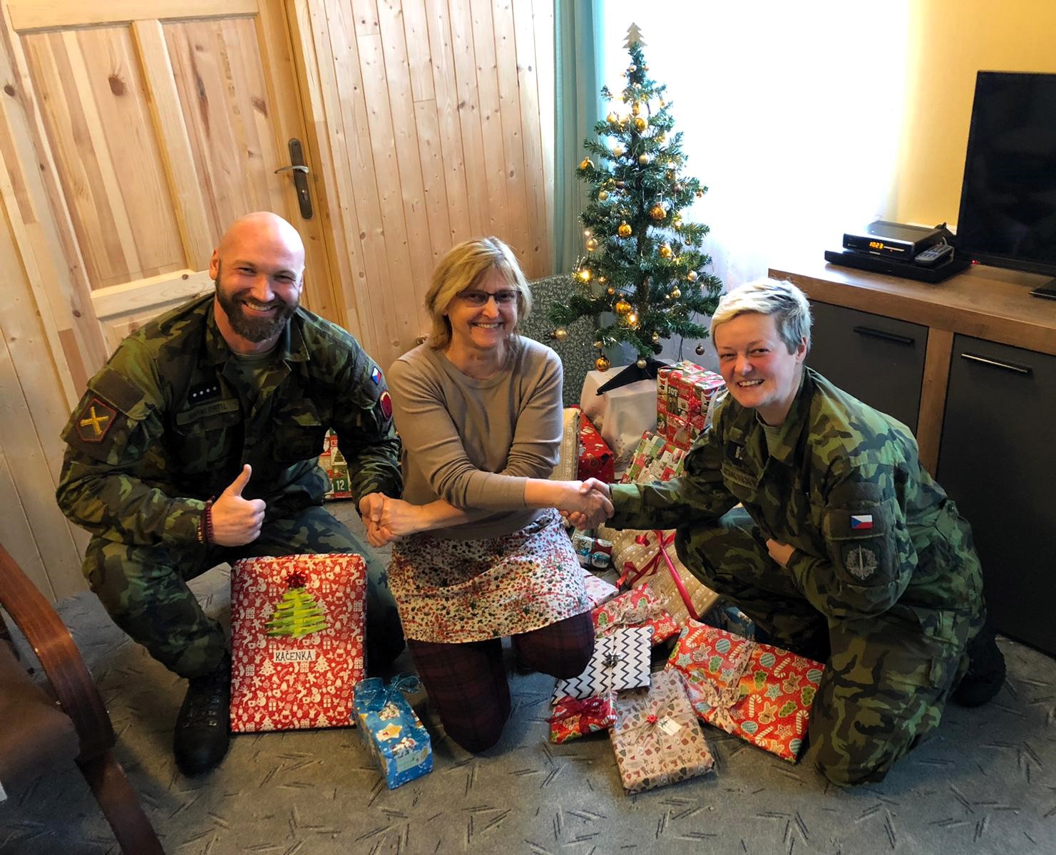 Jinečtí dělostřelci věnovali vánoční dárky dětem do dětských domovů