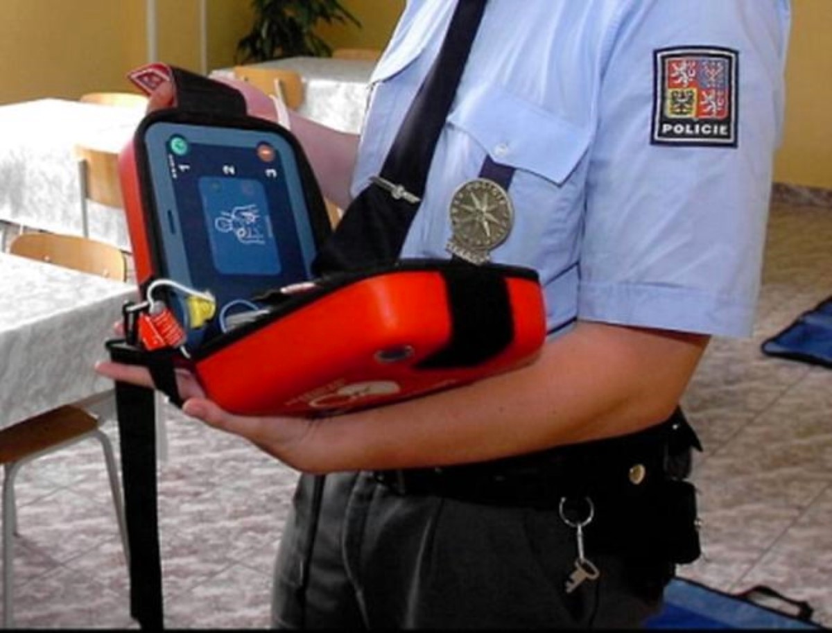 Středočeská policie dostane nové defibrilátory do vozidel prvosledových hlídek