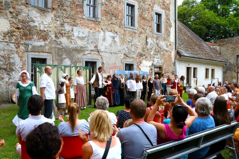 Březnický a rožmitálský divadelní spolek oslaví 30. výročí na zámku