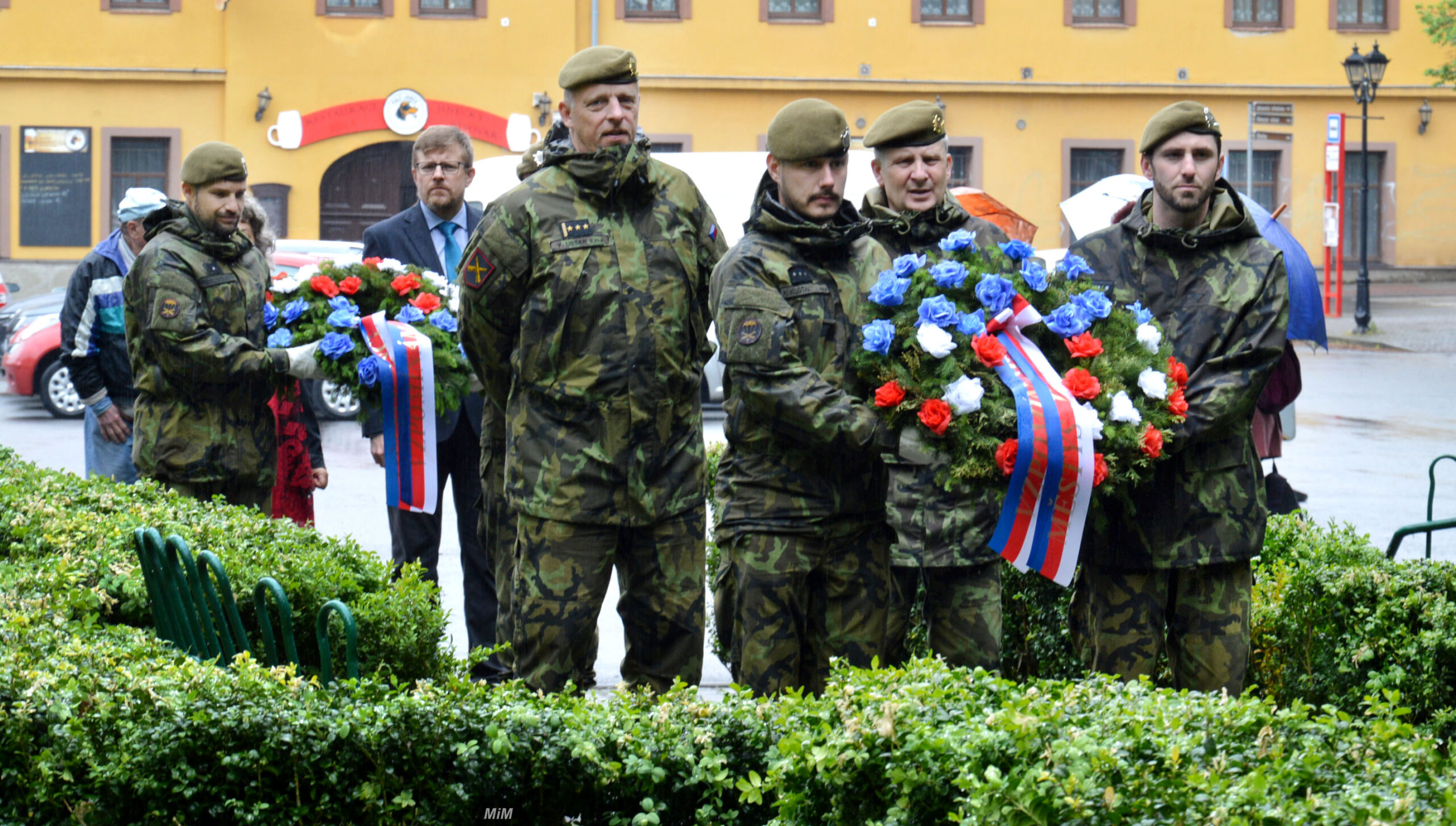 Dělostřelci si připomněli 79. výročí konce druhé světové války nástupem a pietními akty napříč okresem.
